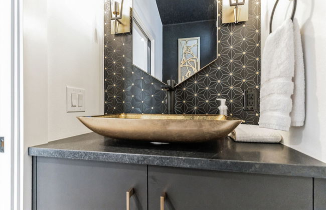 Chic Austin Getaway Brand New w/ Rooftop Patio! - Photo 28