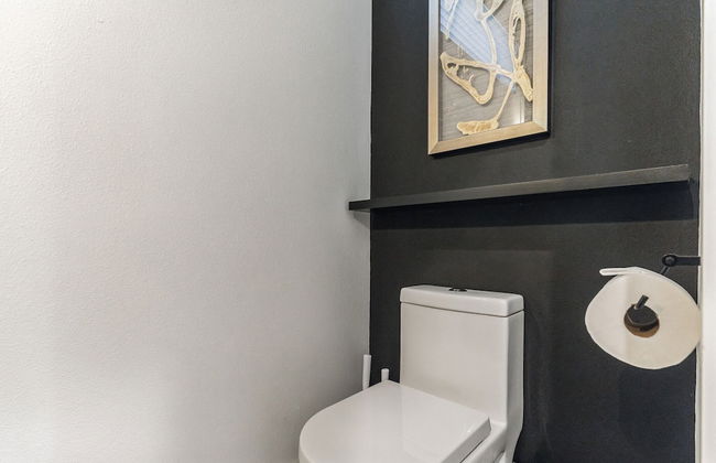 Chic Austin Getaway Brand New w/ Rooftop Patio! - Photo 25