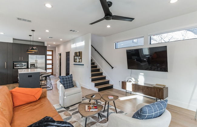 Chic Austin Getaway Brand New w/ Rooftop Patio! - Photo 29