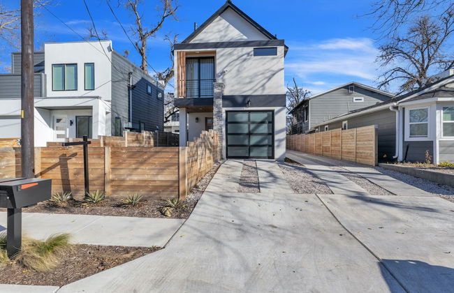 Chic Austin Getaway Brand New w/ Rooftop Patio! - Photo 32