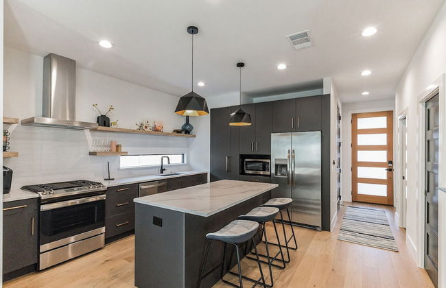 Chic Austin Getaway Brand New w/ Rooftop Patio! - Photo 9