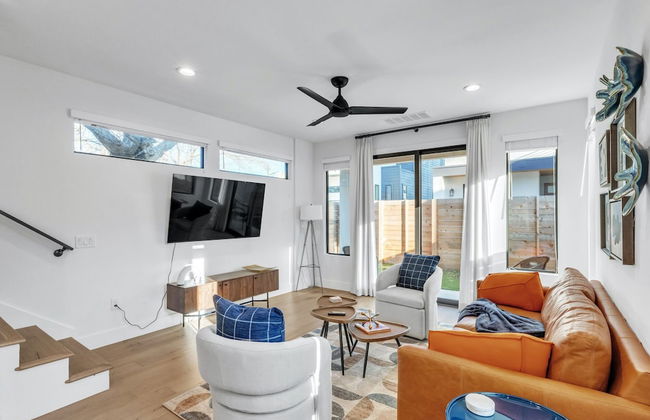 Chic Austin Getaway Brand New w/ Rooftop Patio! - Photo 14