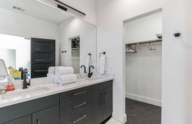 Chic Austin Getaway Brand New w/ Rooftop Patio! - Photo 26