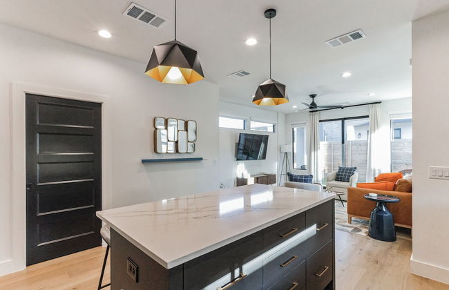 Chic Austin Getaway Brand New w/ Rooftop Patio! - Photo 10