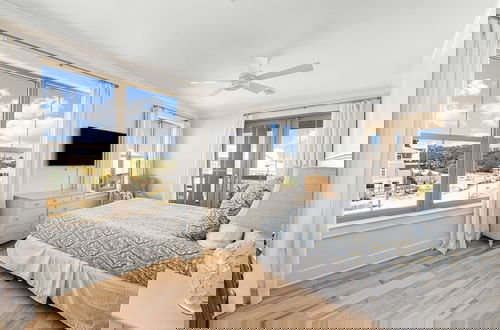 Foto 7 - Beach Views, Private Pool, Recently Remodeled - Steps To The Beach! 7 Bedroom Home by RedAwning