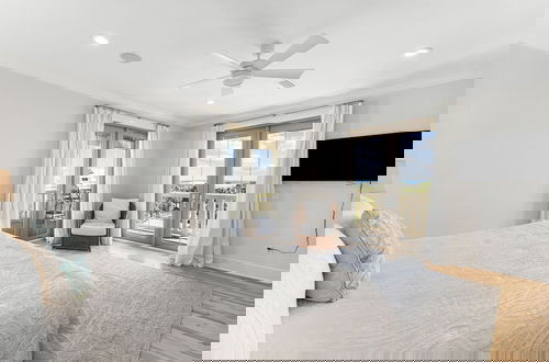 Foto 5 - Beach Views, Private Pool, Recently Remodeled - Steps To The Beach! 7 Bedroom Home by RedAwning
