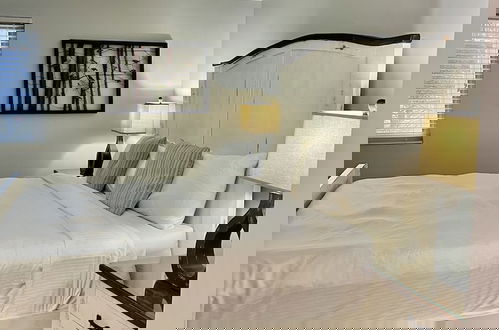 Foto 5 - Newly Renovated 102 2BD Condo with Riverview Balcony by RedAwning