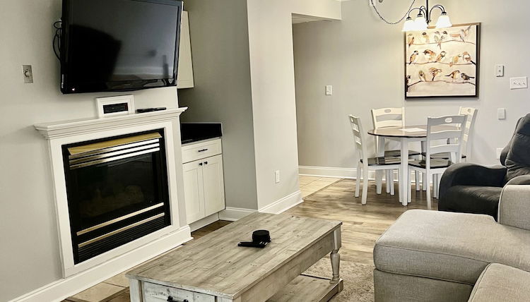 Foto 1 - Newly Renovated 102 2BD Condo with Riverview Balcony by RedAwning