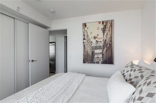 Foto 7 - QuickStay - Premium 2-Bedroom with CN Tower & Lake Views