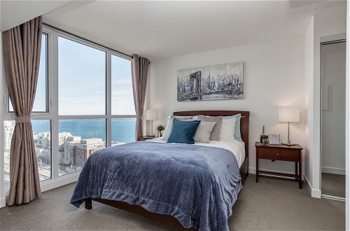 Foto 5 - QuickStay - Premium 2-Bedroom with CN Tower & Lake Views