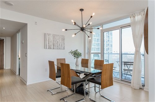 Foto 33 - QuickStay - Premium 2-Bedroom with CN Tower & Lake Views