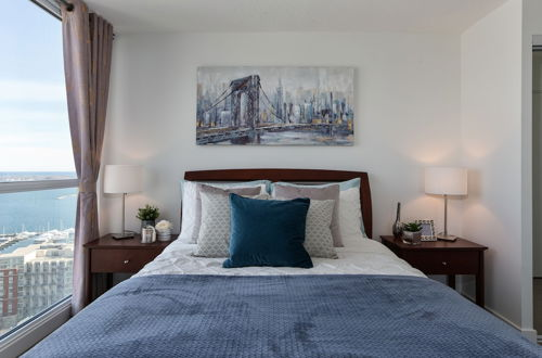 Foto 6 - QuickStay - Premium 2-Bedroom with CN Tower & Lake Views