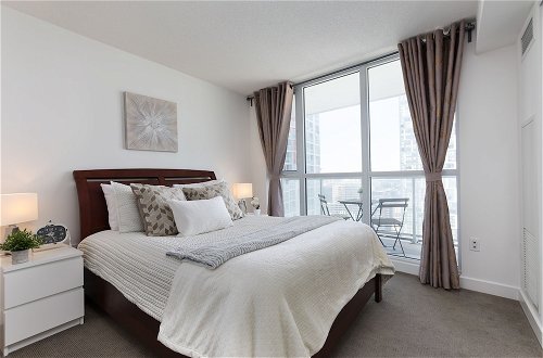 Foto 65 - QuickStay - Premium 2-Bedroom with CN Tower & Lake Views
