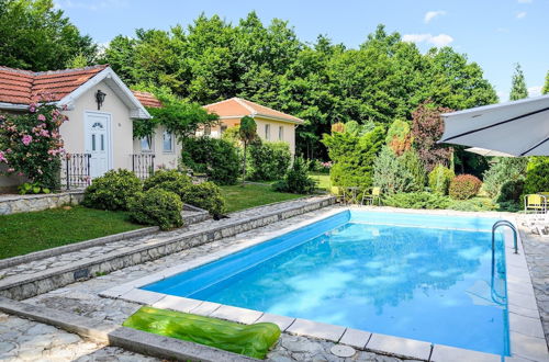 Photo 6 - Luxury Green Oasis Villa With Pool