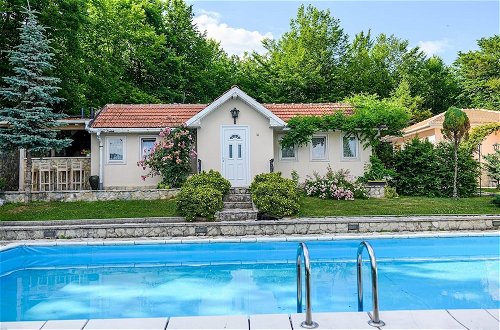 Photo 5 - Luxury Green Oasis Villa With Pool