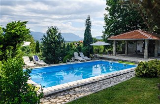 Foto 1 - Luxury Green Oasis Villa With Pool