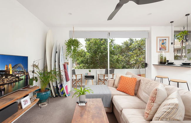 Surf Side Oasis with Balcony near Beach - Foto 1