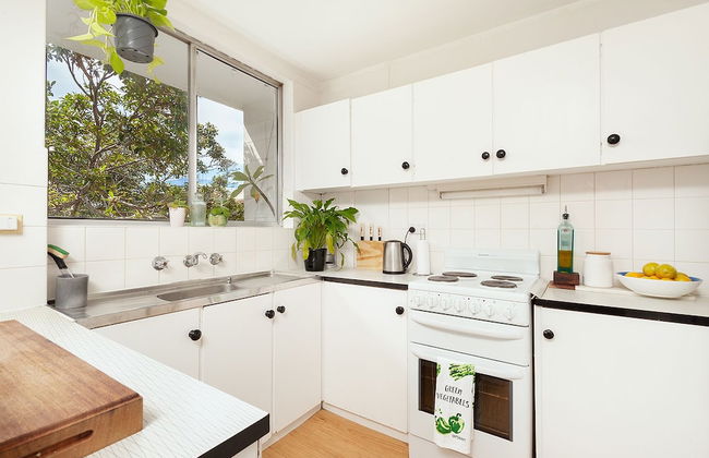 Surf Side Oasis with Balcony near Beach - Foto 7