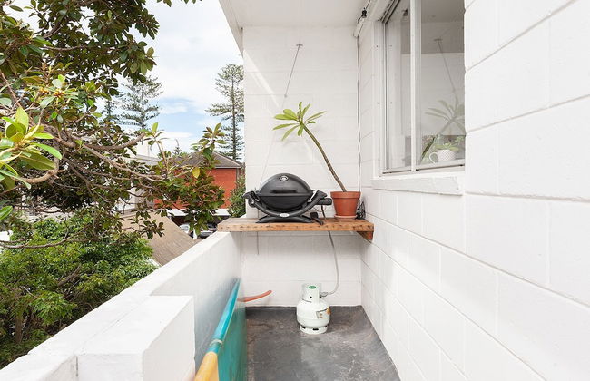 Surf Side Oasis with Balcony near Beach - Foto 9