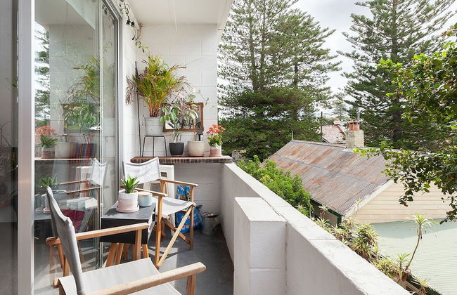 Surf Side Oasis with Balcony near Beach - Foto 10