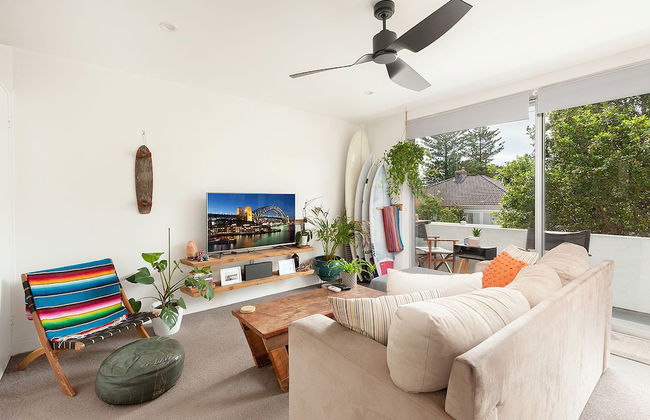 Surf Side Oasis with Balcony near Beach - Foto 8
