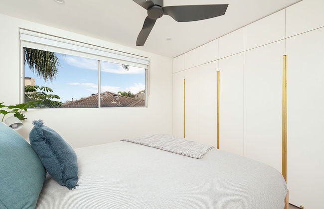 Surf Side Oasis with Balcony near Beach - Foto 3