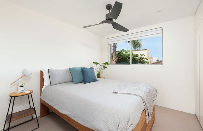 Surf Side Oasis with Balcony near Beach - Foto 2