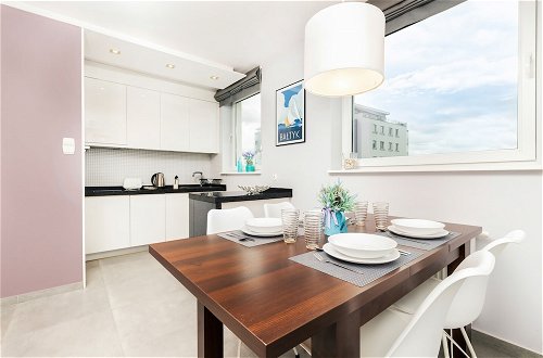 Photo 9 - City and Sea View Apartment by Renters
