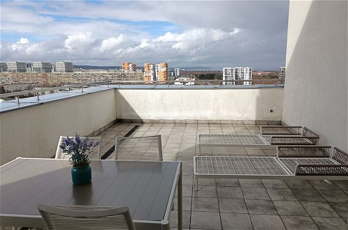 Photo 27 - City and Sea View Apartment by Renters