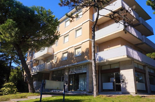 Foto 16 - Spacious Apartment With Terrace in a Quiet Area in the Centre of Lignano Pineta