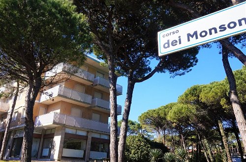 Foto 18 - Spacious Apartment With Terrace in a Quiet Area in the Centre of Lignano Pineta