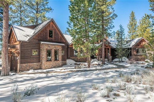 Photo 25 - Big Pine by Avantstay Stunning Secluded Oregon Home w/ Hot Tub