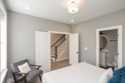 Photo 23 - Ryman by Avantstay Centrally Located Townhouse w/ Stylish Interior & Porch Swings