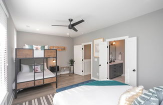 Photo 2 - Ryman by Avantstay Centrally Located Townhouse w/ Stylish Interior & Porch Swings