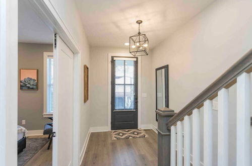 Photo 18 - Ryman by Avantstay Centrally Located Townhouse w/ Stylish Interior & Porch Swings