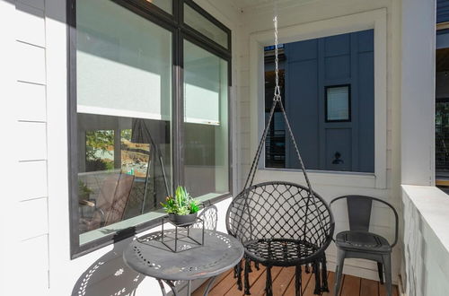 Photo 30 - Ryman by Avantstay Centrally Located Townhouse w/ Stylish Interior & Porch Swings