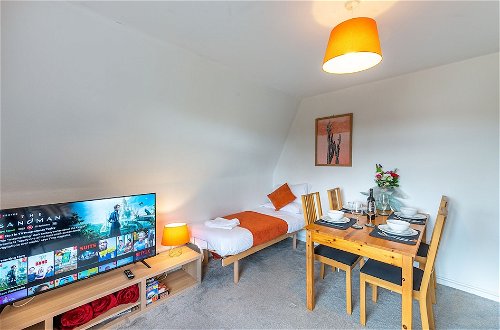 Photo 10 - Charming 2-bed Apartment in Windsor - Free Parking
