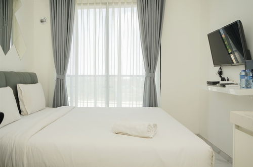 Foto 13 - Nice And Homey Studio Room At Sky House Bsd Apartment