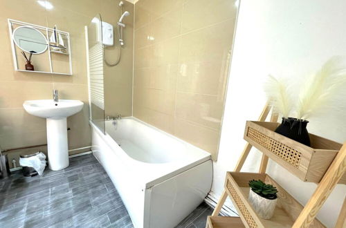 Photo 14 - Spacious 2-bed Apartment With Hot tub and Parking