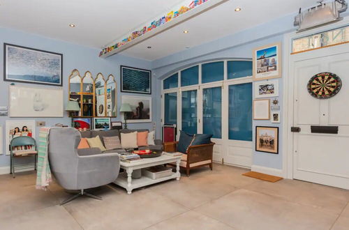 Photo 23 - Contemporary 2 Bedroom House in Vibrant Shepherds Bush