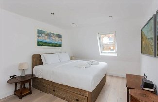 Photo 3 - Contemporary 2 Bedroom House in Vibrant Shepherds Bush