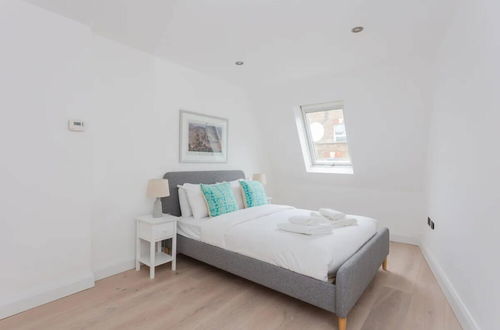 Foto 1 - Contemporary 2 Bedroom House in Vibrant Shepherds Bush