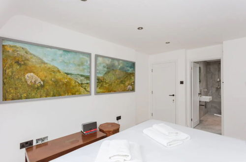 Photo 2 - Contemporary 2 Bedroom House in Vibrant Shepherds Bush