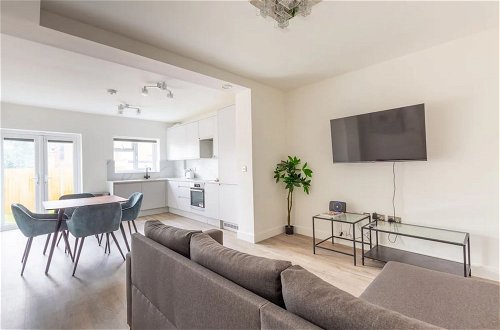 Photo 17 - Contemporary 2 Bedroom in West London
