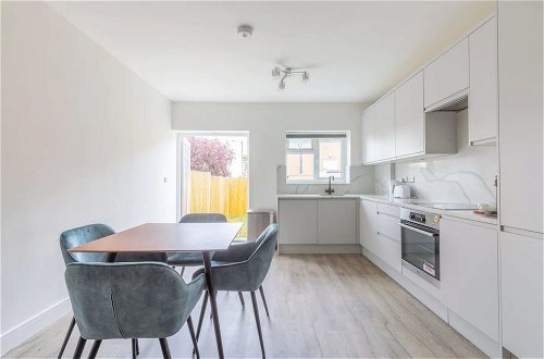 Photo 22 - Contemporary 2 Bedroom in West London