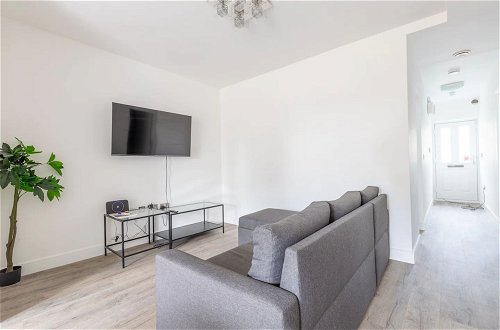 Photo 18 - Contemporary 2 Bedroom in West London