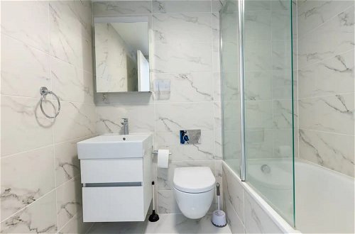 Photo 14 - Contemporary 2 Bedroom in West London