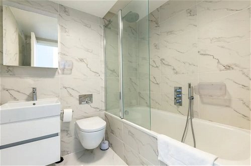 Photo 13 - Contemporary 2 Bedroom in West London