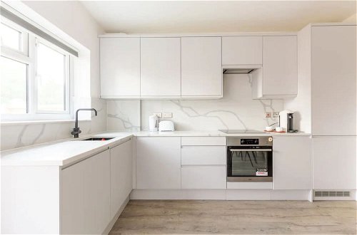 Photo 12 - Contemporary 2 Bedroom in West London