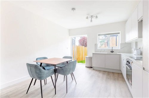 Photo 15 - Contemporary 2 Bedroom in West London
